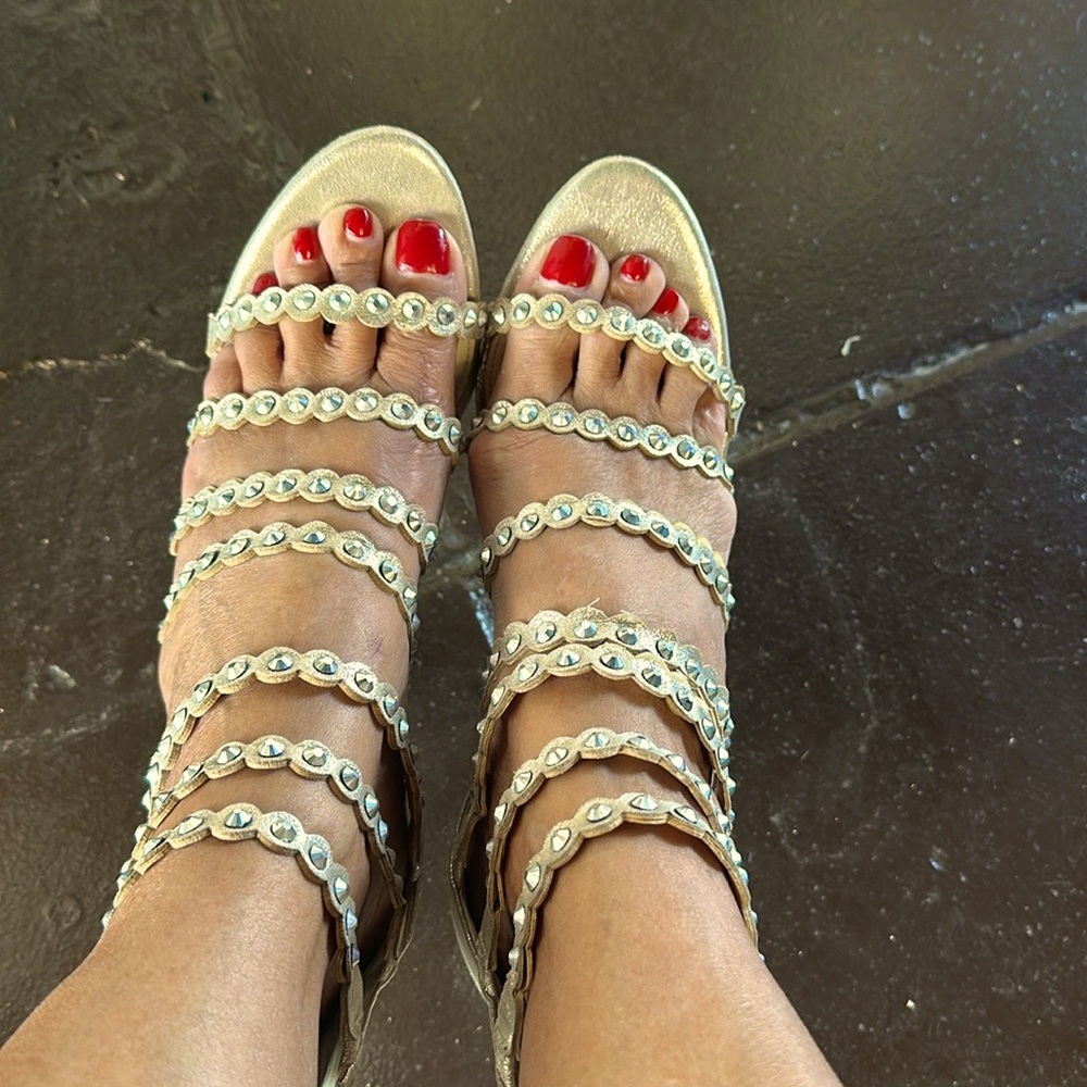 Straps sandals of Jessica Simpson. Very comfortable in gold color. Size 9.